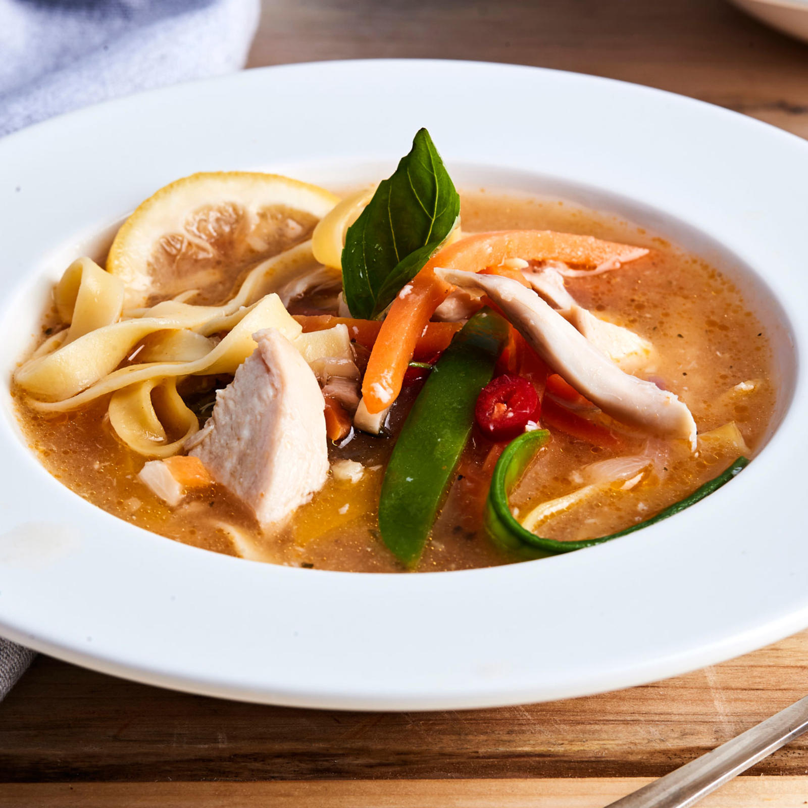 Lempeän tulinen kana-pastakeitto