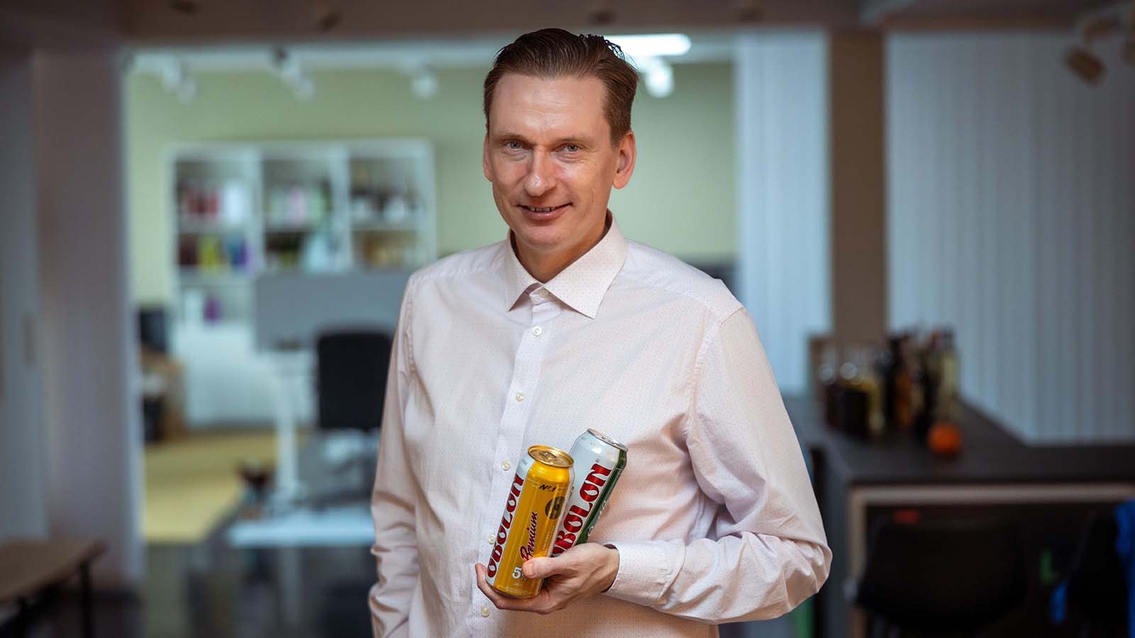 Yrittäjä Henry Johansson toimii Obolon-oluen maahantuojana.