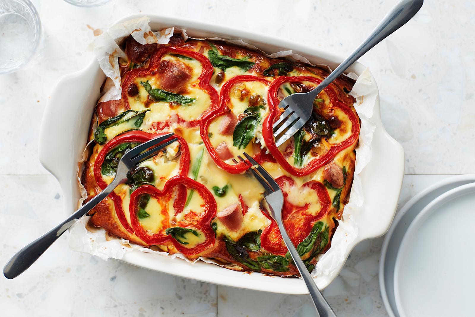 Juustoinen nakkiuunimunakas