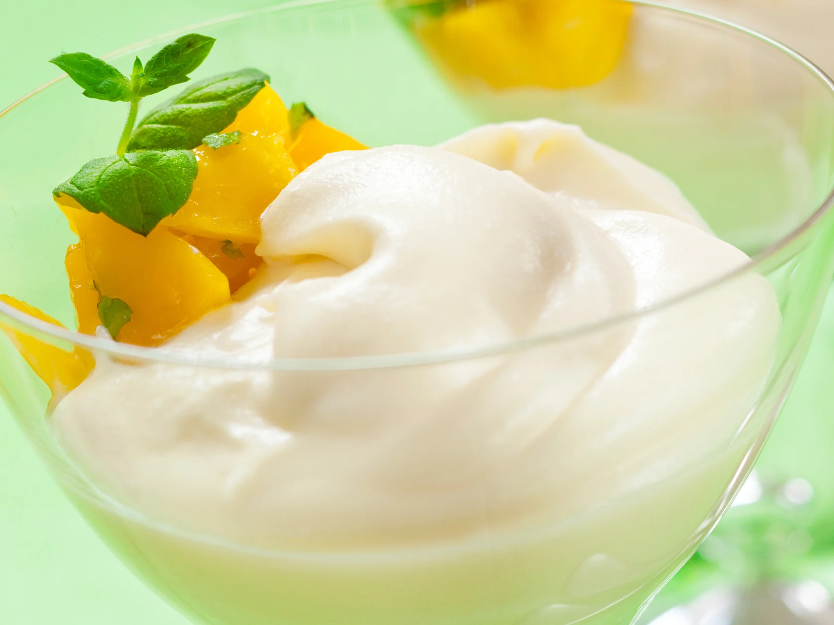 Valkosuklaa-jogurttimousse ja mango-minttusalsa