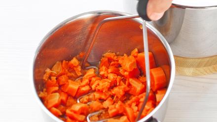 Valmista täyte. Kuori ja paloittele porkkanat ja keitä vähässä vedessä kypsiksi. Valuta ja soseuta porkkanat. Lisää kiehuvaan veteen riisi ja keitä, kunnes vesi on imeytynyt riisiin. Lisää maitoa vähissä erin ja anna puuron hautua kypsäksi. Sekoita väl...