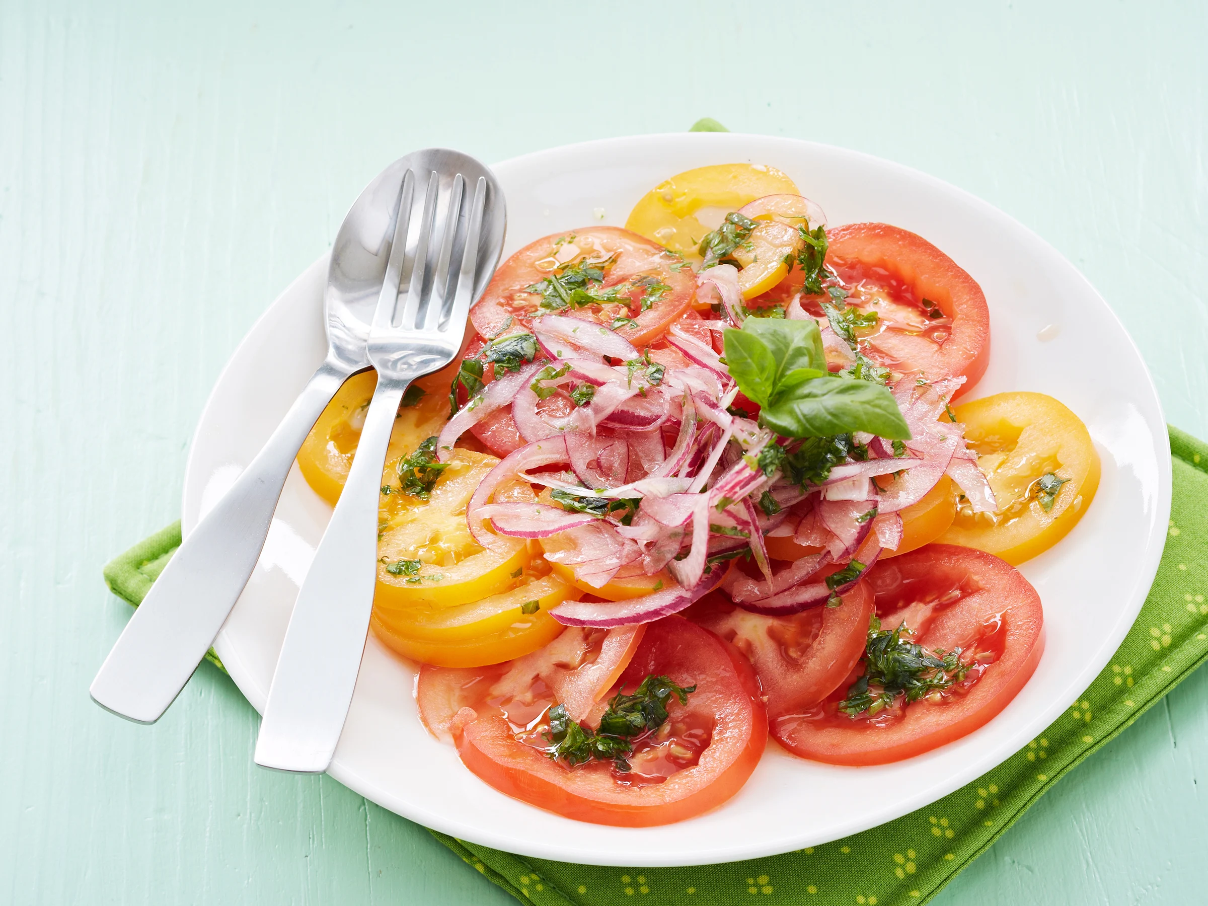 Yrttinen tomaatti-sipulisalaatti