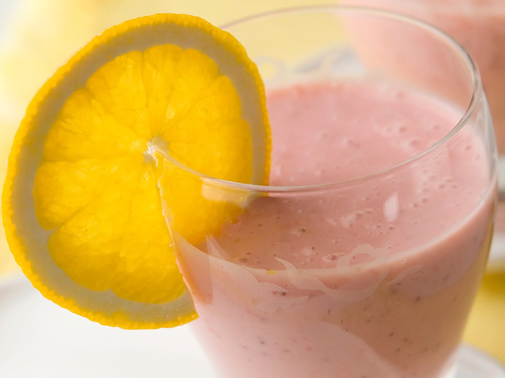 Appelsiini-mansikkasmoothie