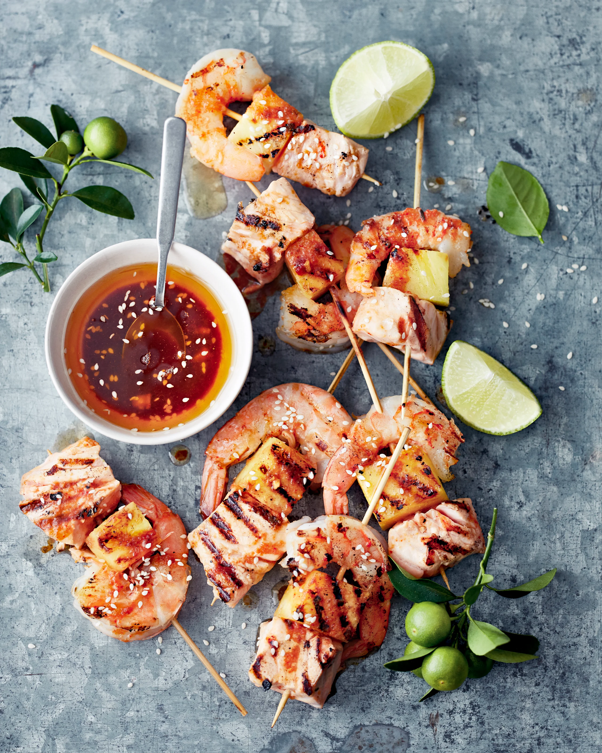 Lohi-katkarapuvartaat ovat helppo ja herkullinen grillattava, joka saa makua helposta kolmen aineksen kastikkesta.