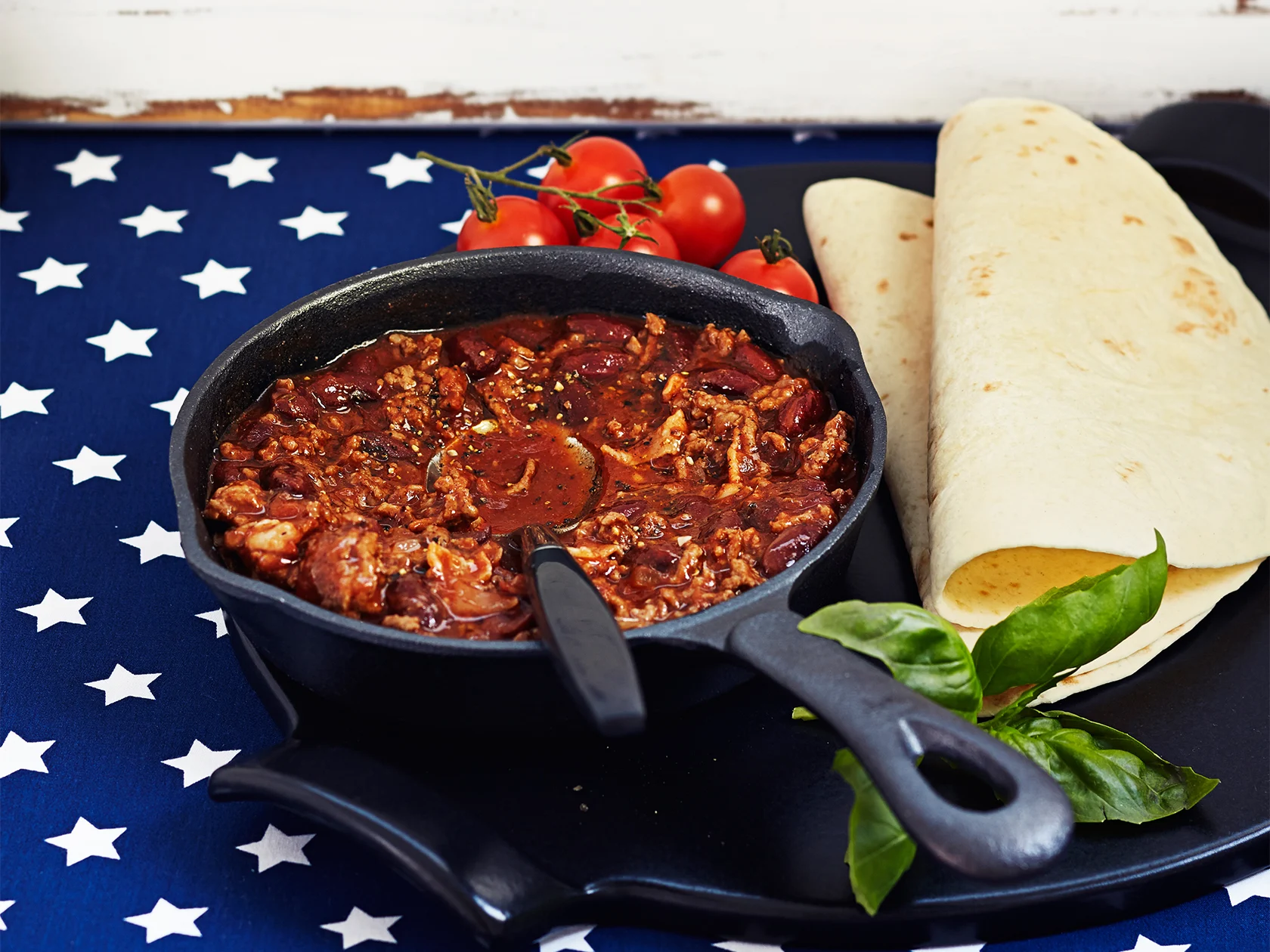 Jauhelihakastike pekonilla ja pavuilla