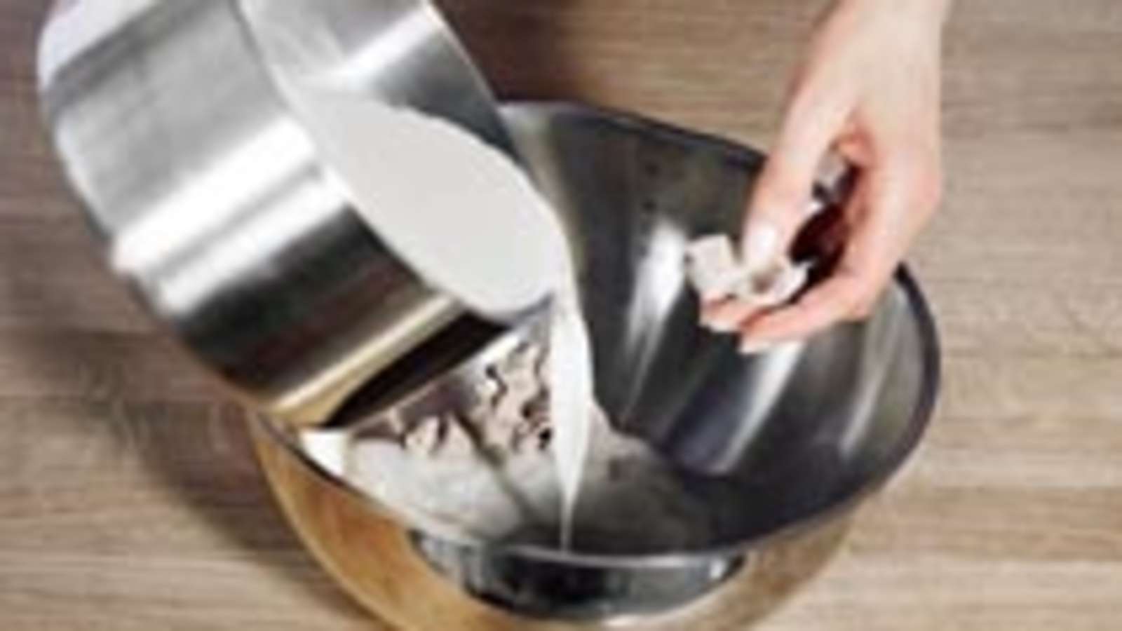 Lämmitä maito kädenlämpöiseksi. Lisää murennettu hiiva ja sekoita, kunnes hiiva liukenee.