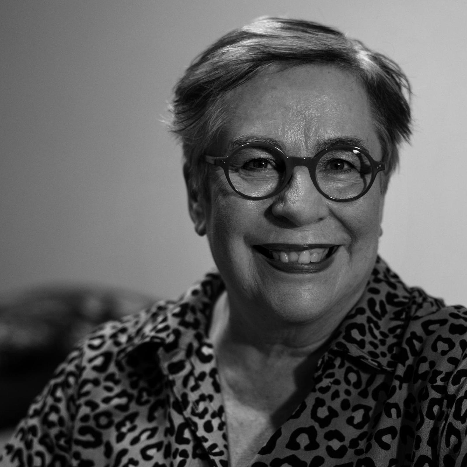 Torniolainen Päivihellen Luoma katsoo kameraan ja hymyilee.