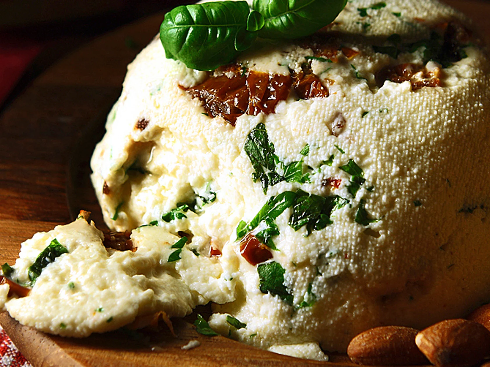 Tomaatti-yrttikotijuusto