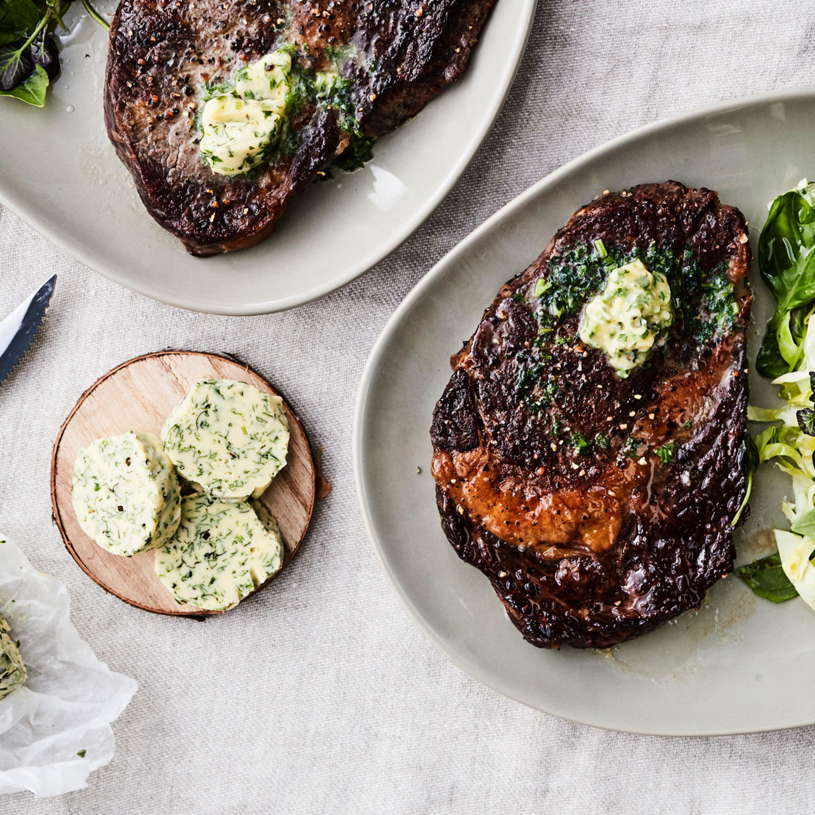 Entrecôte-pihvit ja basilika-korianterivoi