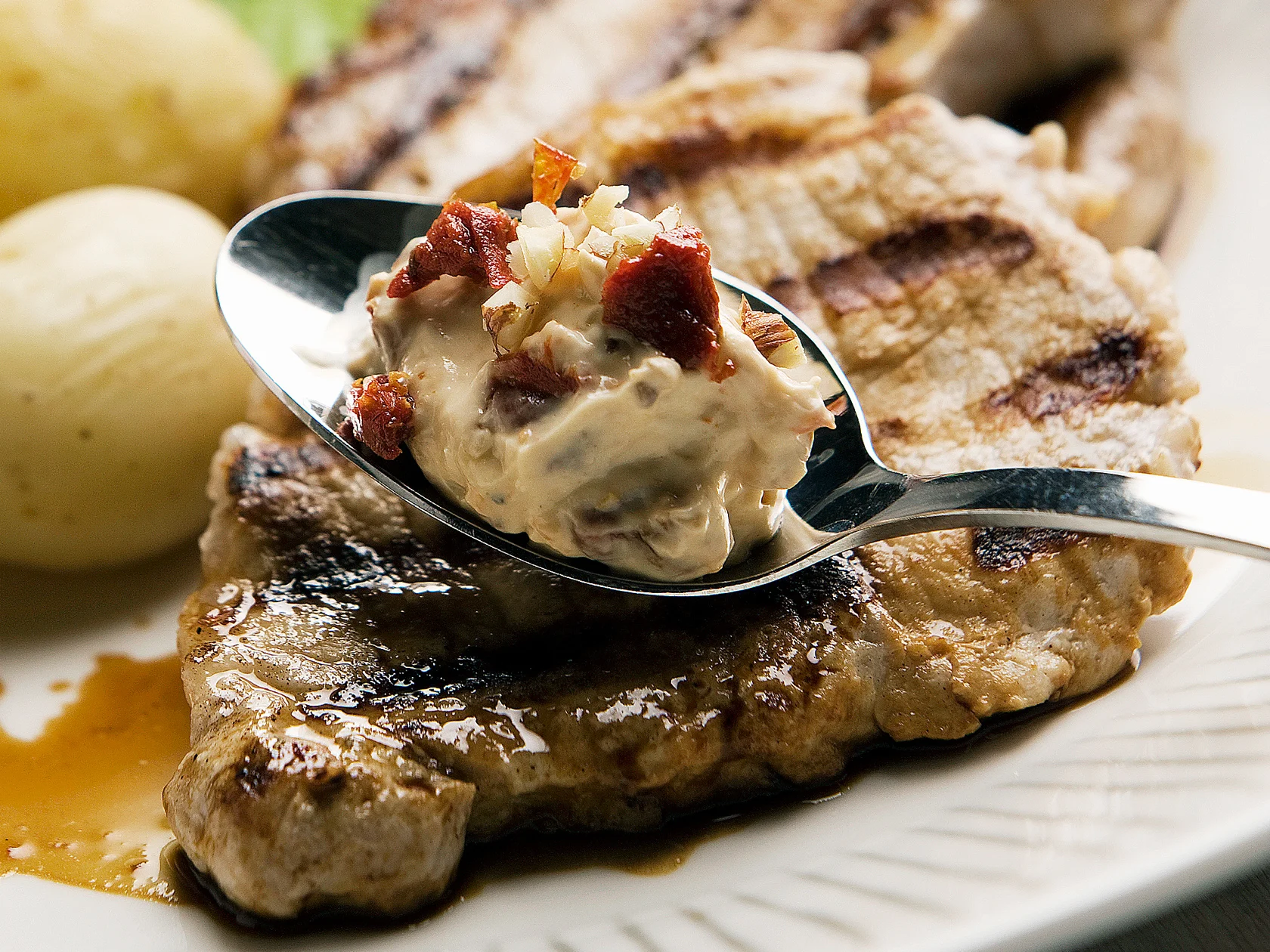 Grillatut porsaanleikkeet ja tomaattitahna