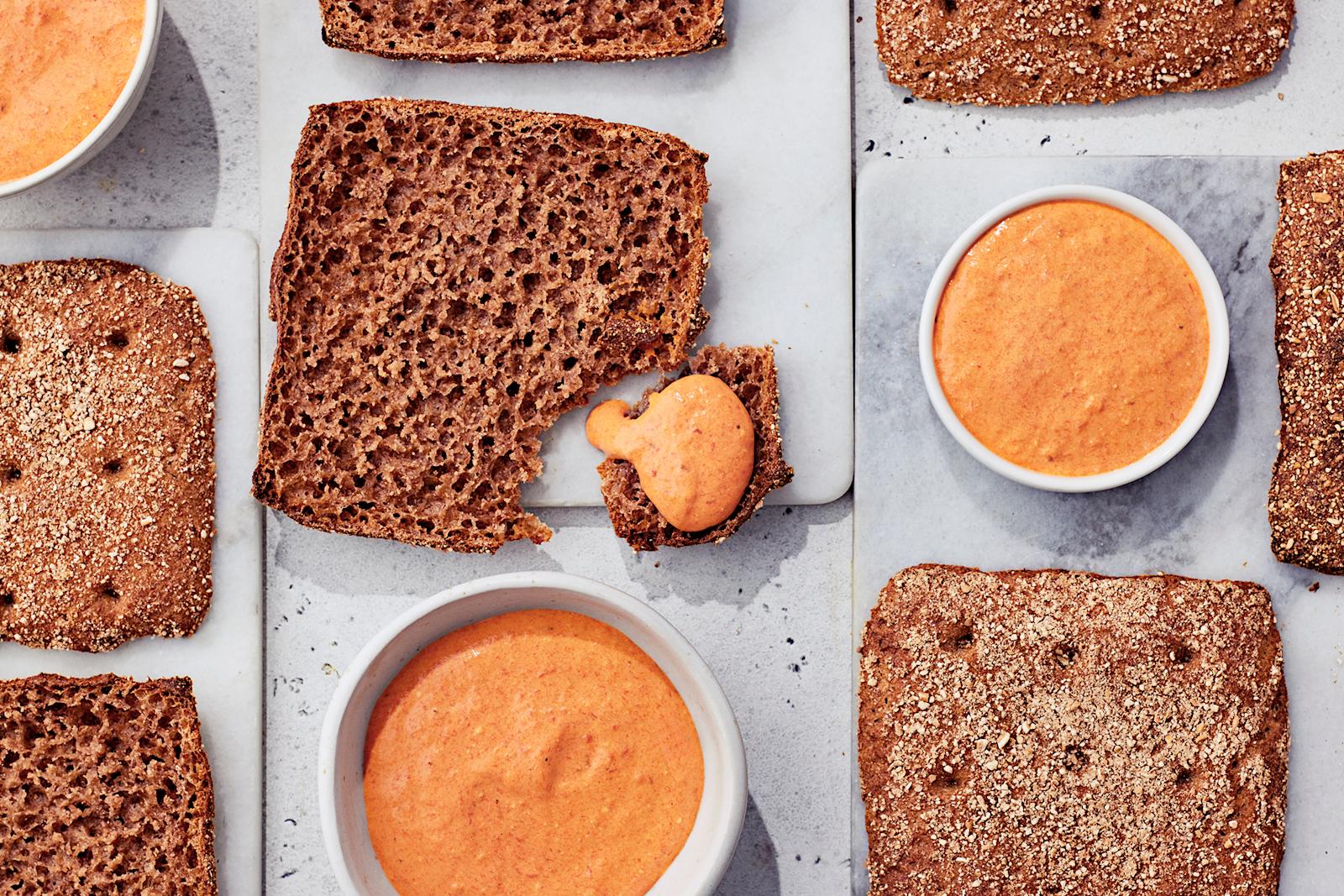 Paahdettu paprika-fetadippi ja tuorenäkkäri