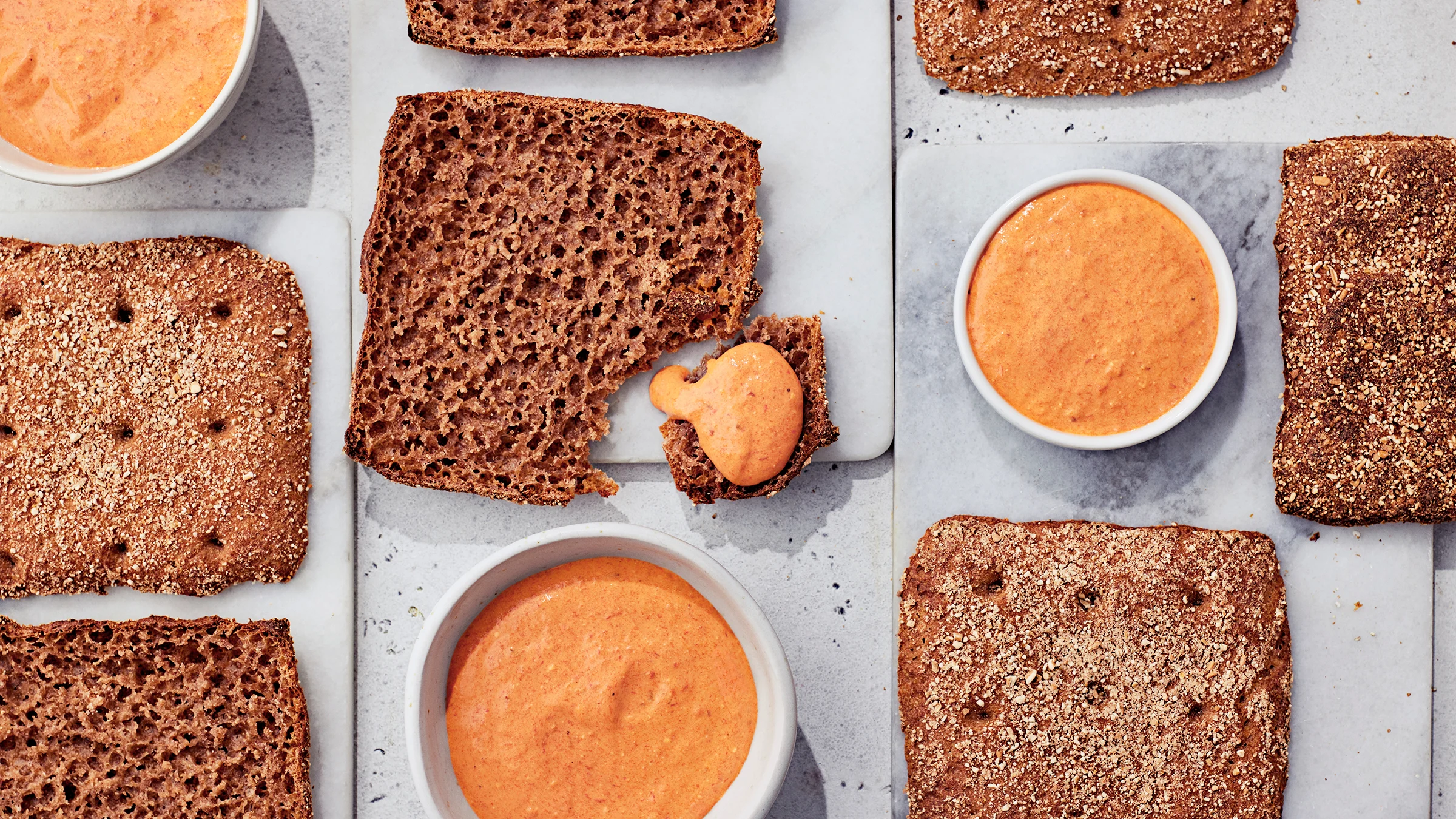 Paahdettu paprika-fetadippi ja tuorenäkkäri