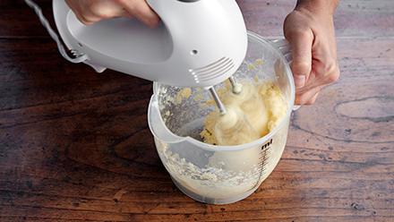 Vaahdota pehmeä rasva ja sokeri.