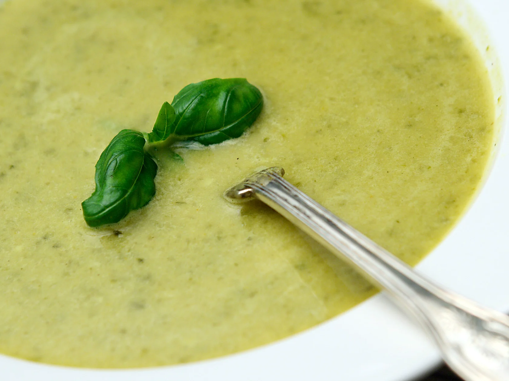 Lämmin kurkkukeitto