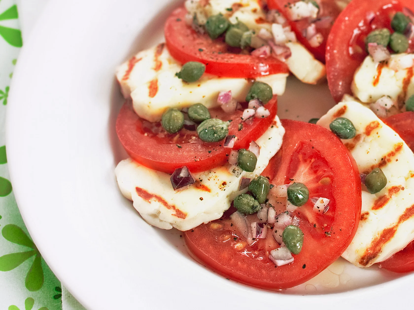 Tomaatti-halloumisalaatti