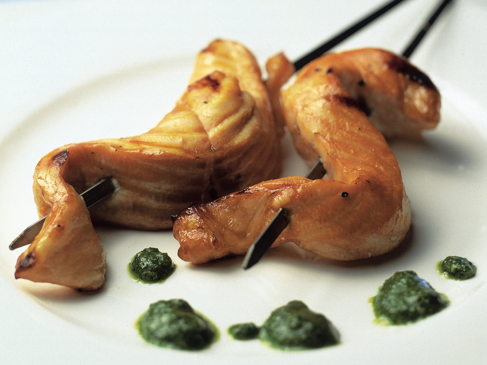 Grillattu lohi ja salsa verde-kastike