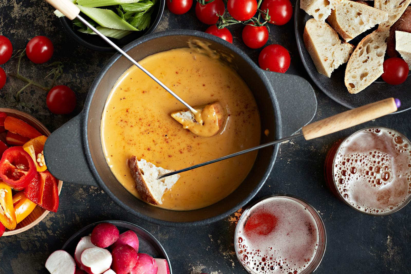 Oluella maustettu juustofondue