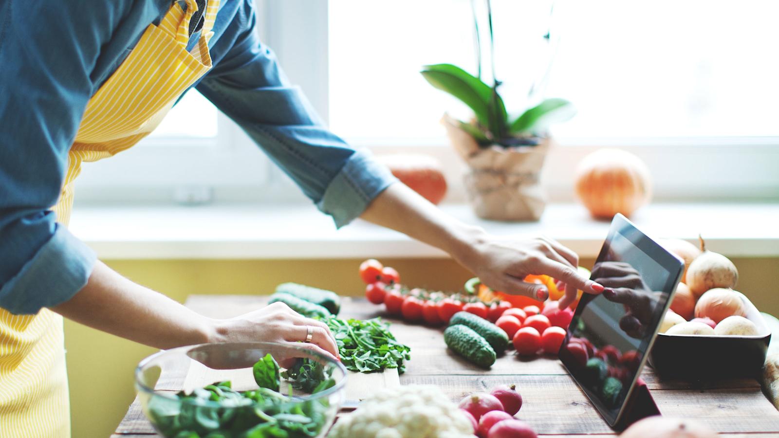 Ryhtyikö perheen teini vegaaniksi? Tässä vastauksia mieltäsi vaivaaviin kysymyksiin