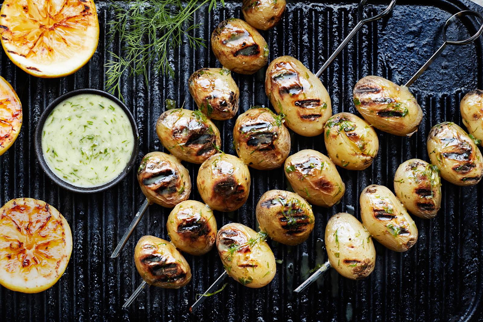 Uudet perunat grillissä