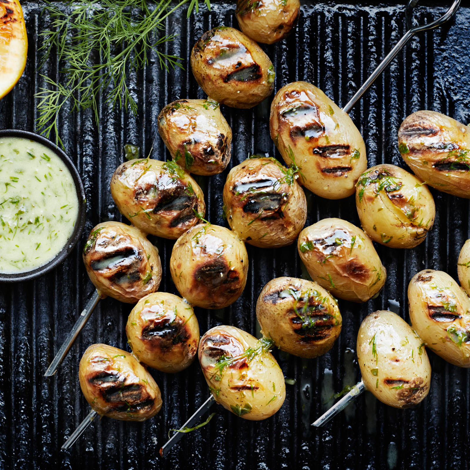 Uudet perunat grillissä