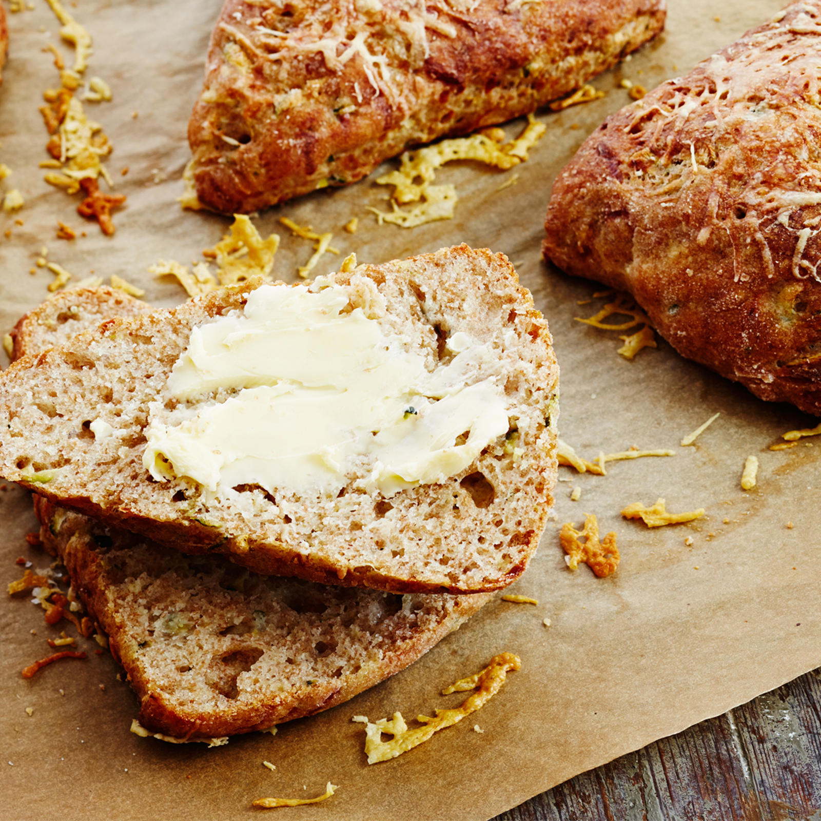 Juustoiset kesäkurpitsaskonssit