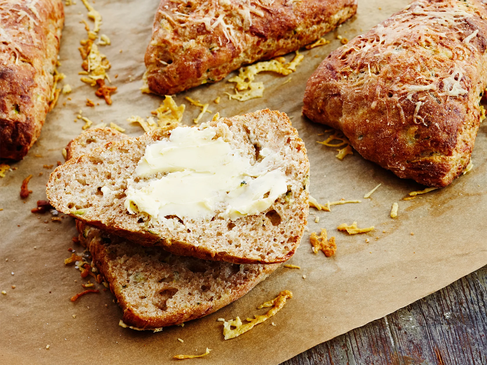 Juustoiset kesäkurpitsaskonssit