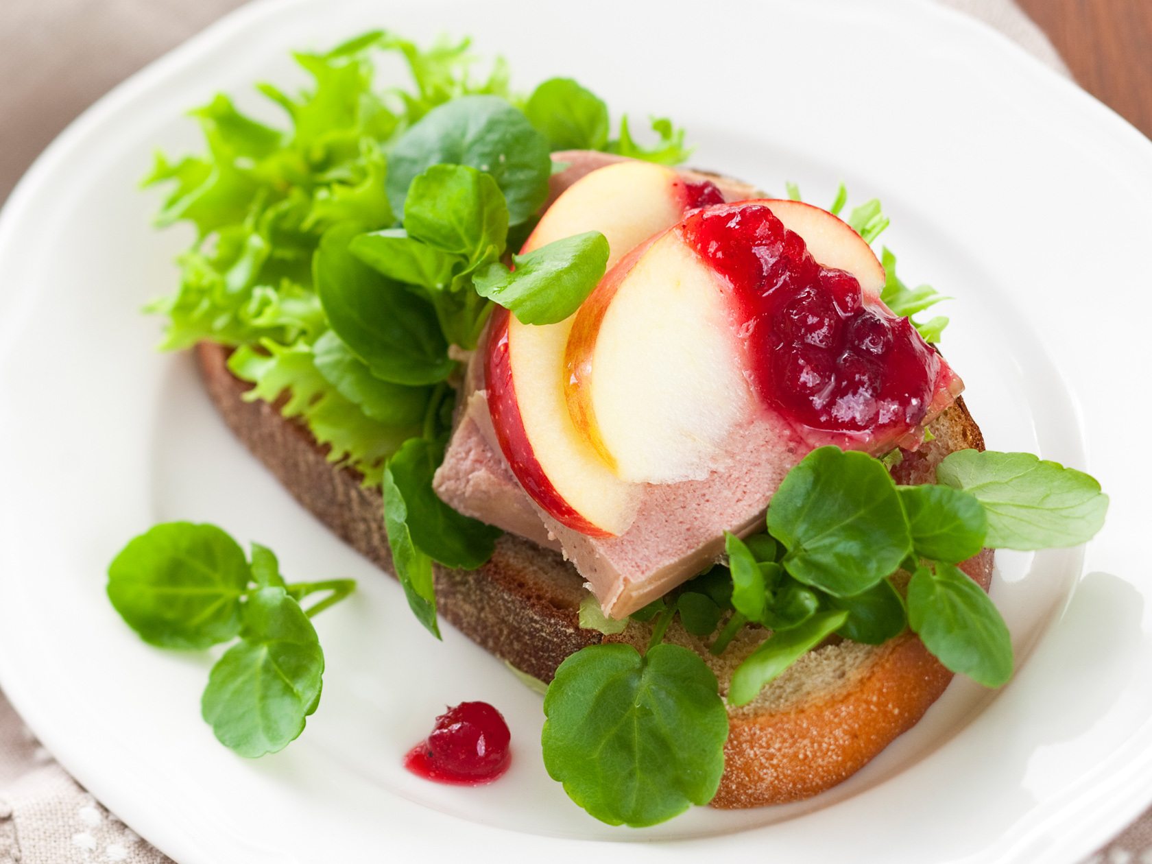 Puolukkainen maksapateeleipä