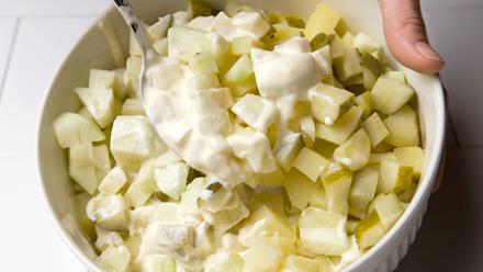 Sekoita kaikki ainekset keskenään ja anna maustua.