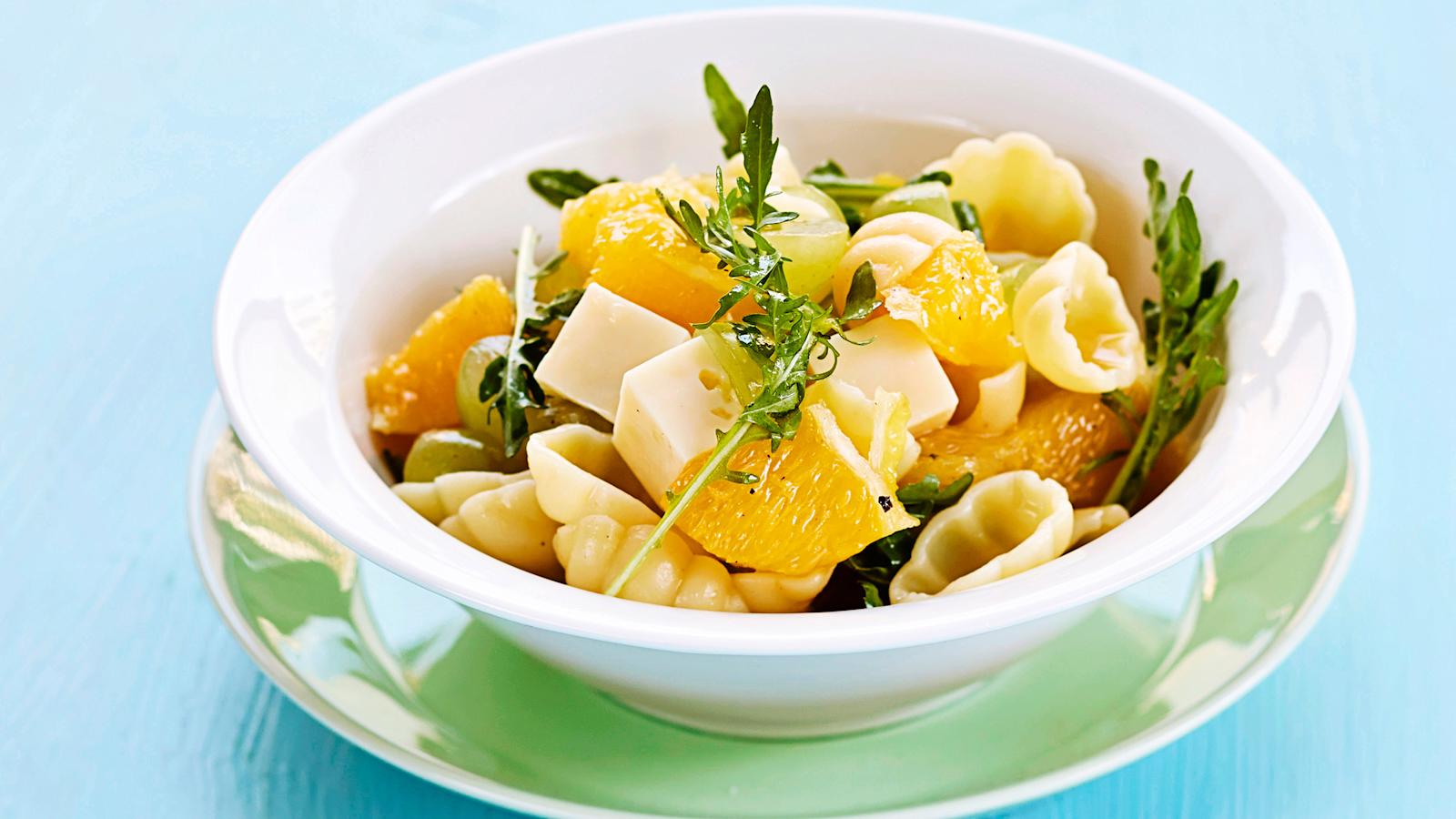 Appelsiini-pastasalaatti