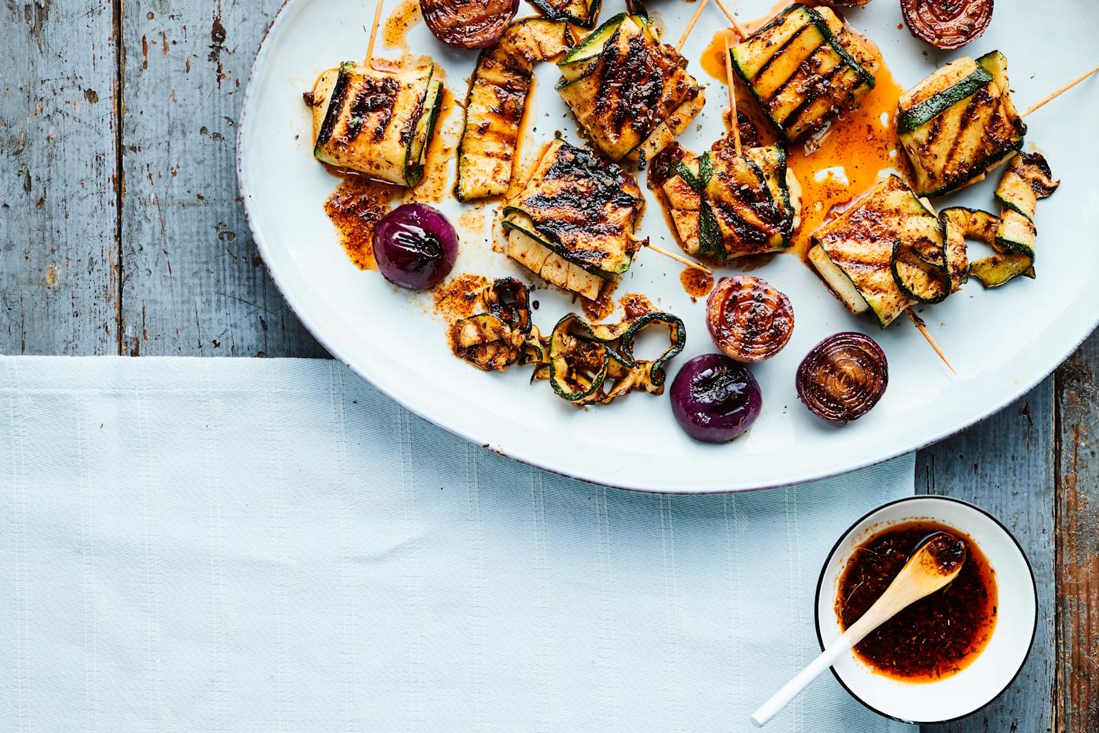 Halloumi-kesäkurpitsakääröt