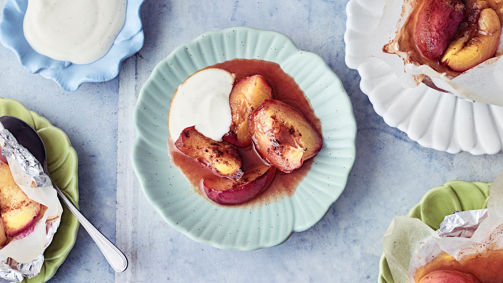 Grillatut nektariininyytit ja vaniljaranskankerma