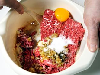 Sekoita korppujauhojen joukkoon loput aineet keitettyjä munia lukuun ottamatta.