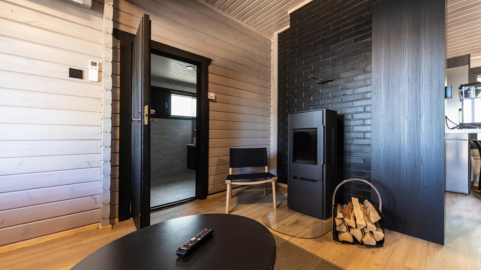 Yhden ja kahden makuuhuoneen lomamökeissä on enemmän tilaa kuin minimökeissä. Kaikissa on myös oma sauna.
