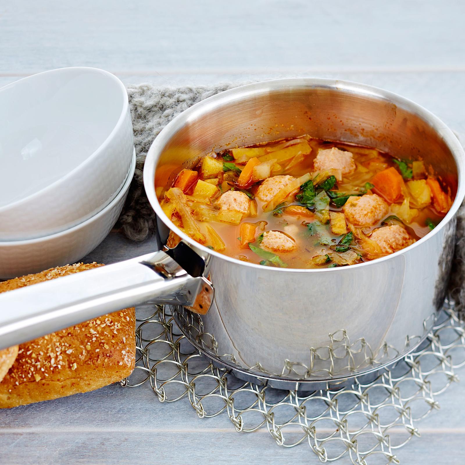 Siskonmakkara-kaalikeitto