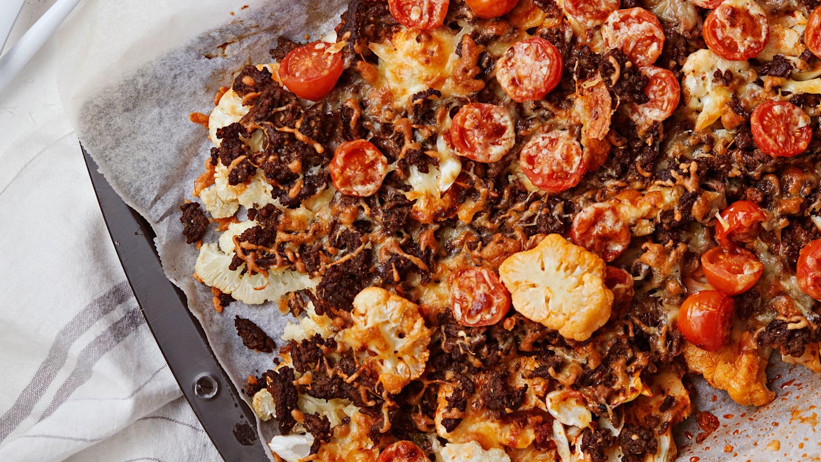 Pizzamaustettu jauheliha-kukkakaalipelti