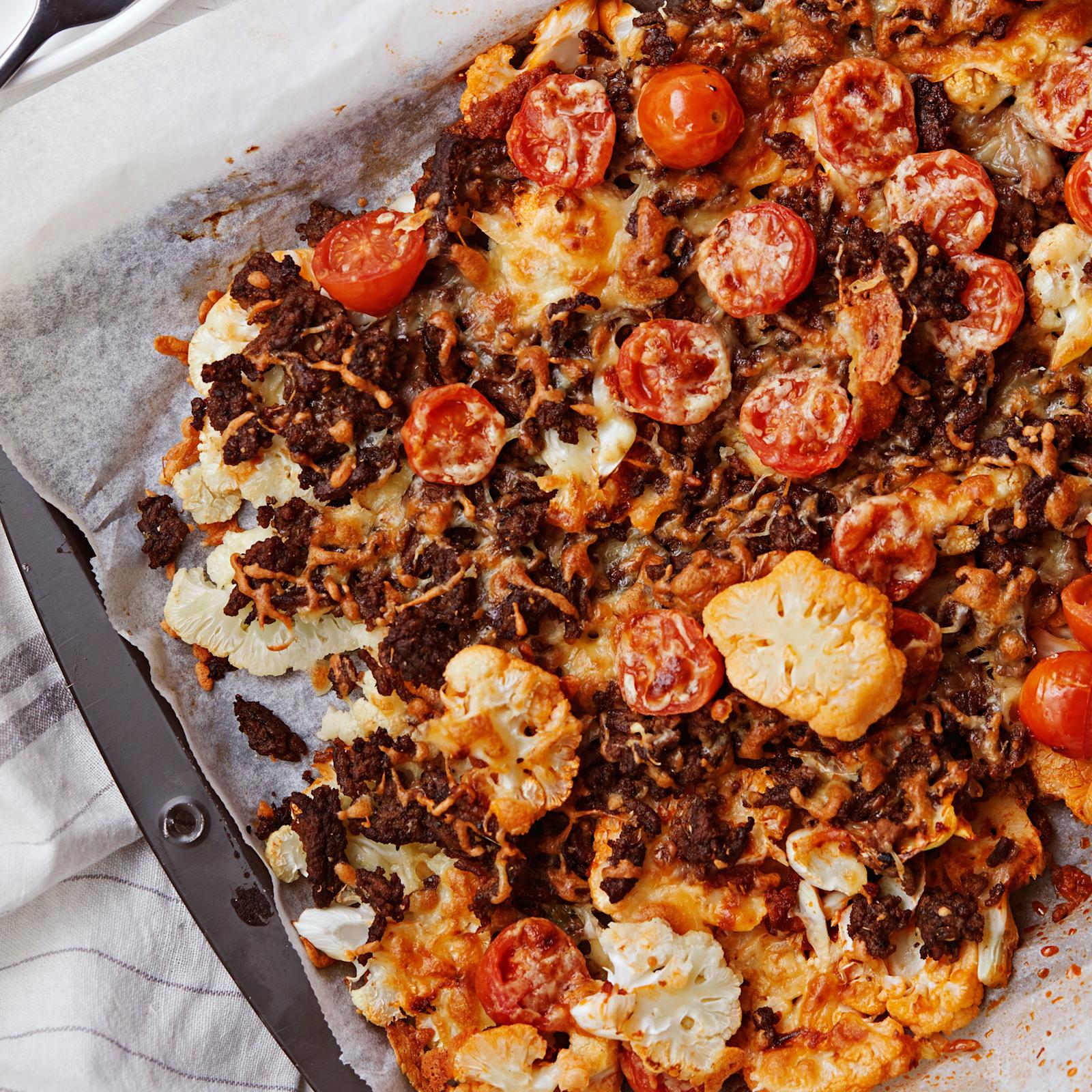 Pizzamaustettu jauheliha-kukkakaalipelti