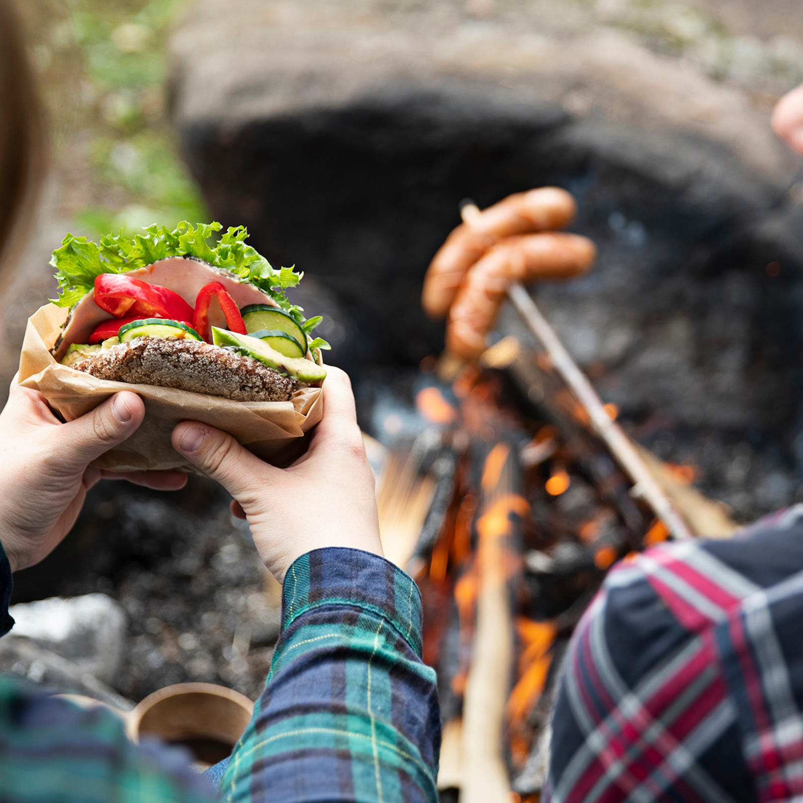 Lähdetpä lasten kanssa parin tunnin luontoretkelle tai ystävien kanssa yöksi laavulle, pakkaa reppuun riittävästi evästä, sillä rento ruokahetki on retken kohokohta.