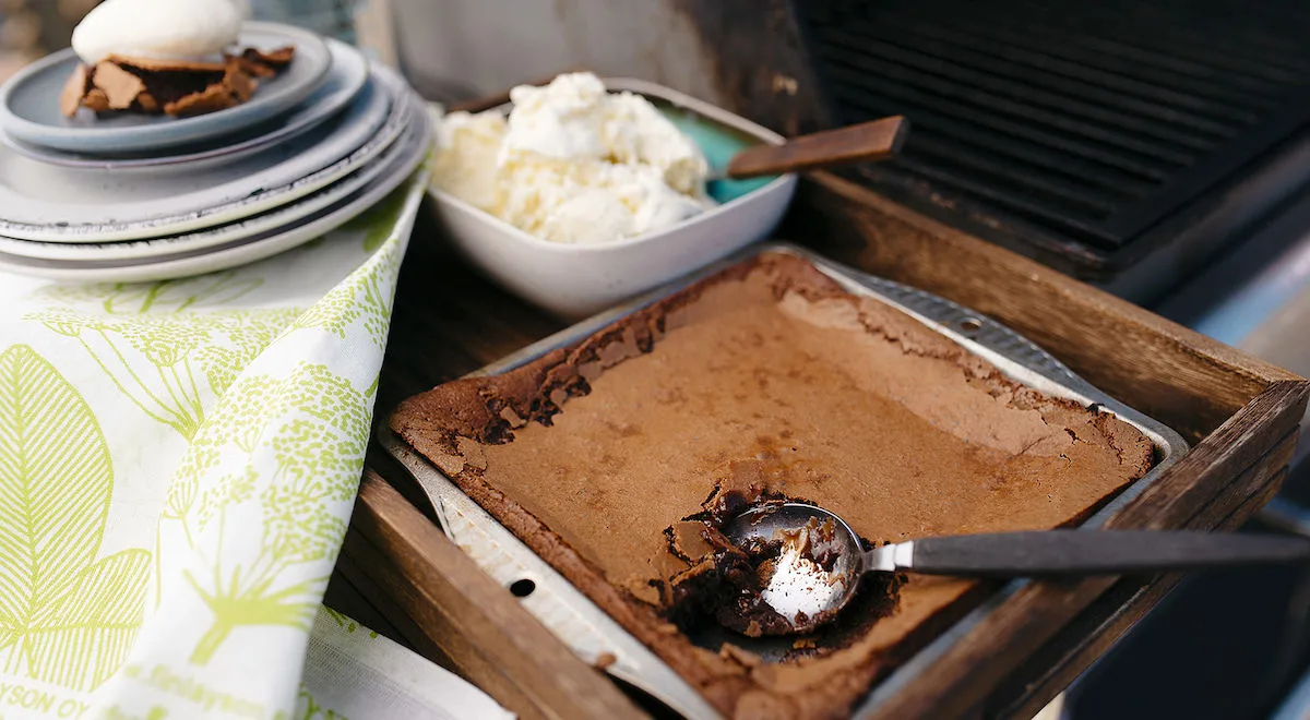 Suklaakakku grillistä vaniljajäätelön kera