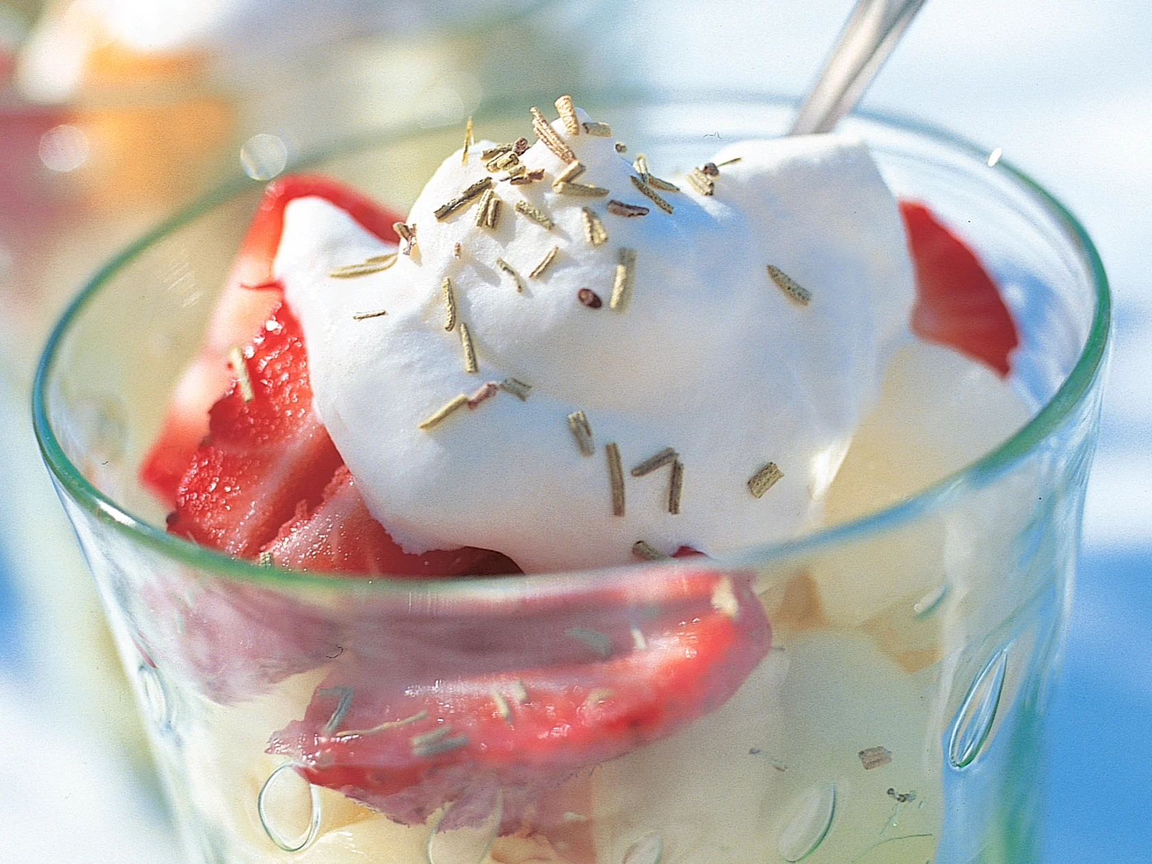 Hellepäivän meloni-mansikkaherkku