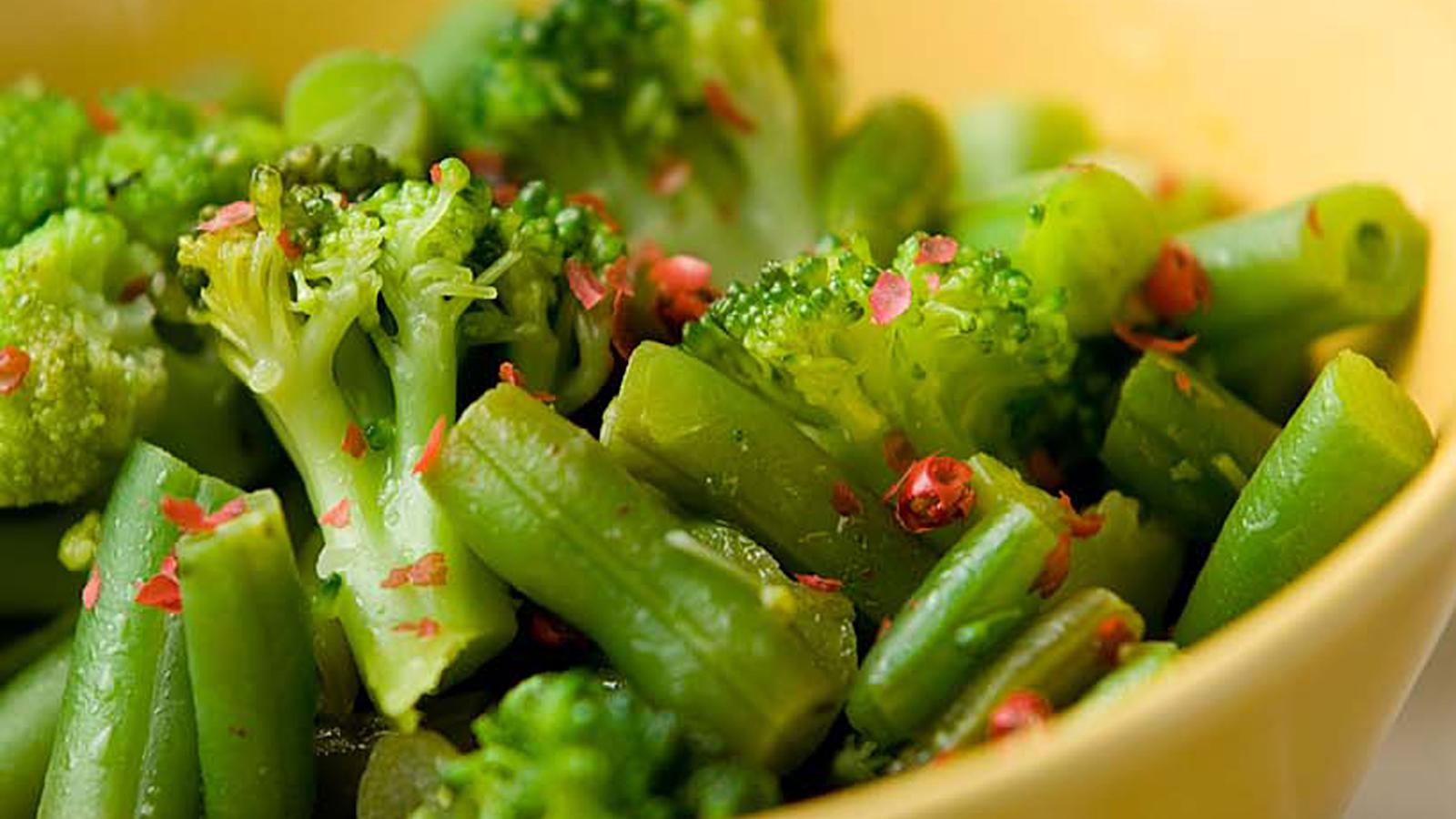 Marinoitu papu-parsakaalisalaatti