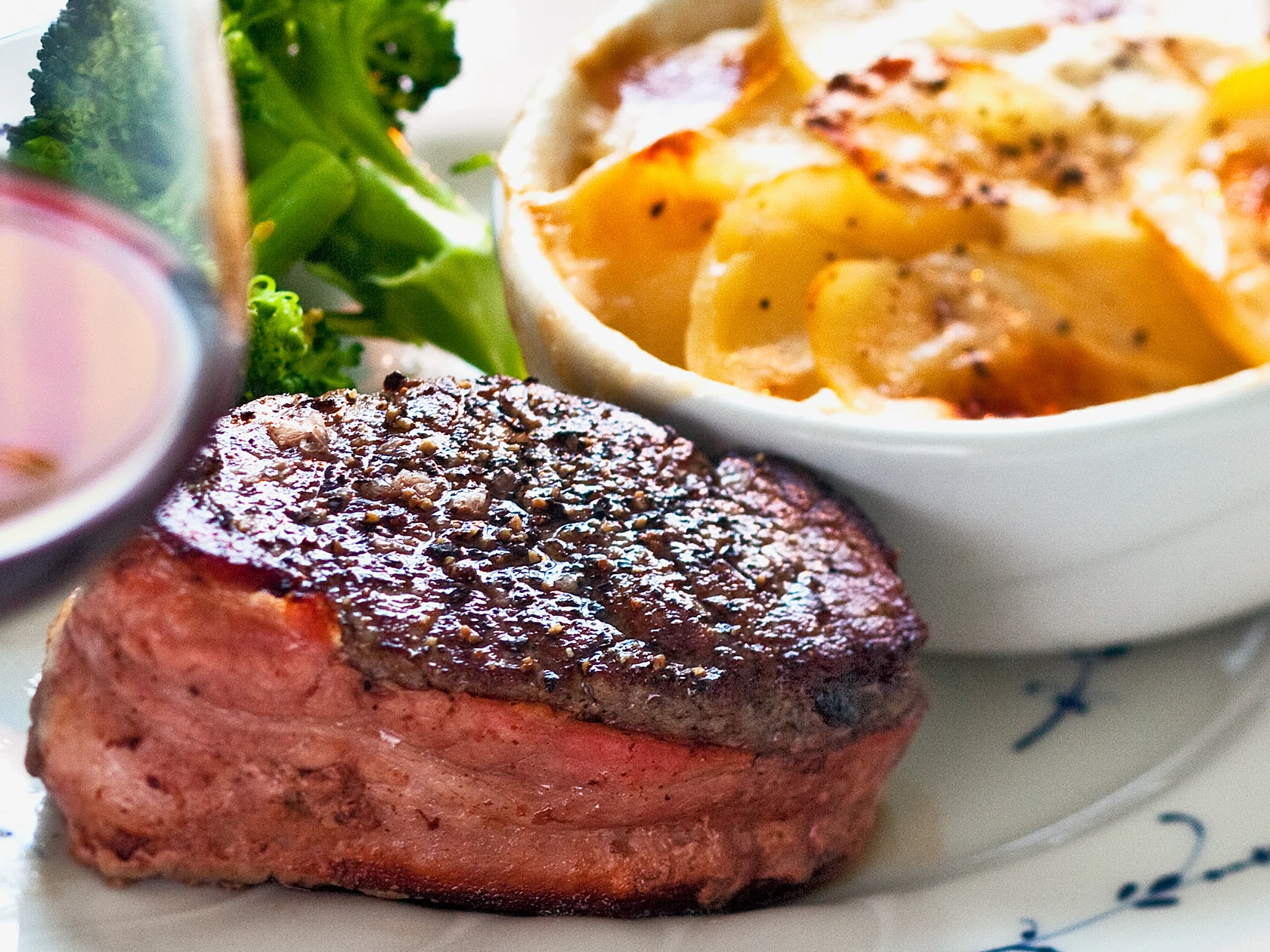 Pekonipihvit ja vuohenjuustoperunat