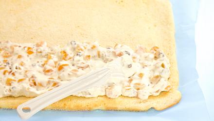 Levitä täyte jäähtyneelle levylle ja kääri tiukalle rullalle. Anna rullan vetäytyä vähintään neljä tuntia tai yön yli kylmässä. Koristele kermavaahdolla ja hedelmillä.