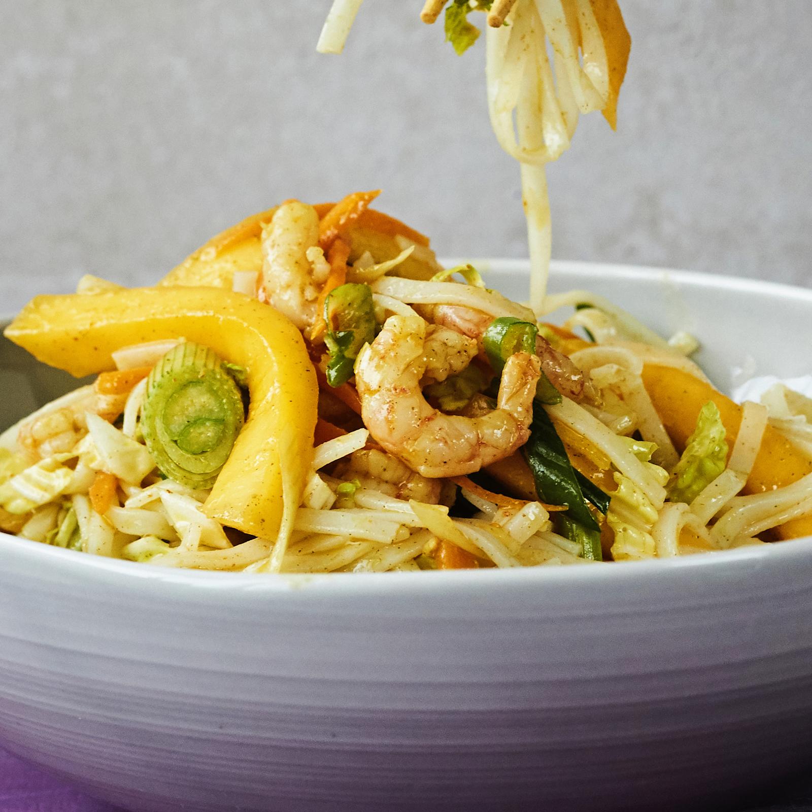 thaimaalainen mango-nuudelisalaatti