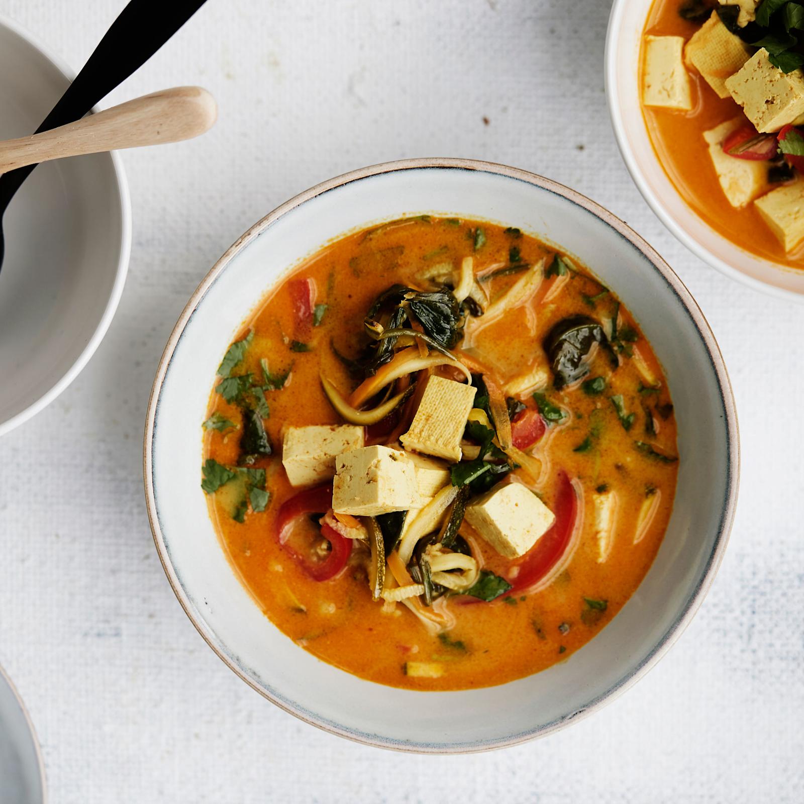 Mausteinen tofu-kasviskeitto