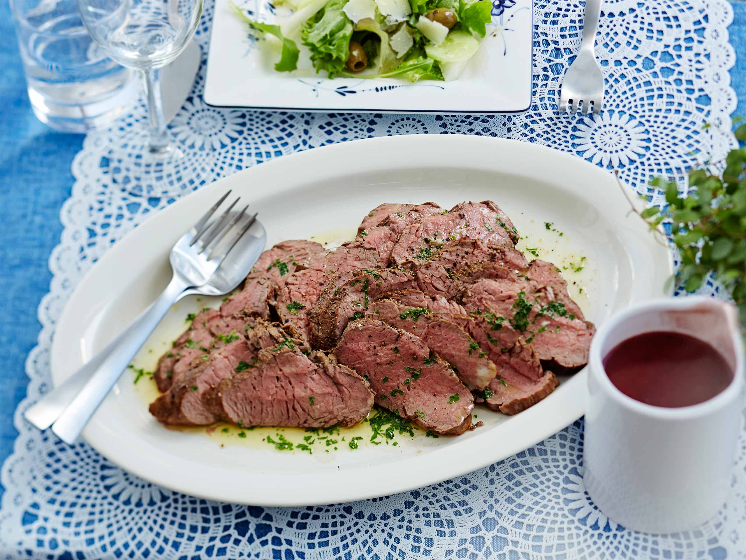 Valkosipulifilee ja mustaherukkakastike