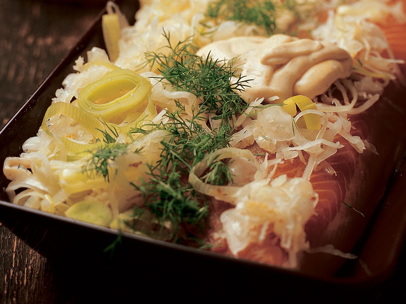 Hapankaalilla kuorrutettu uunilohi