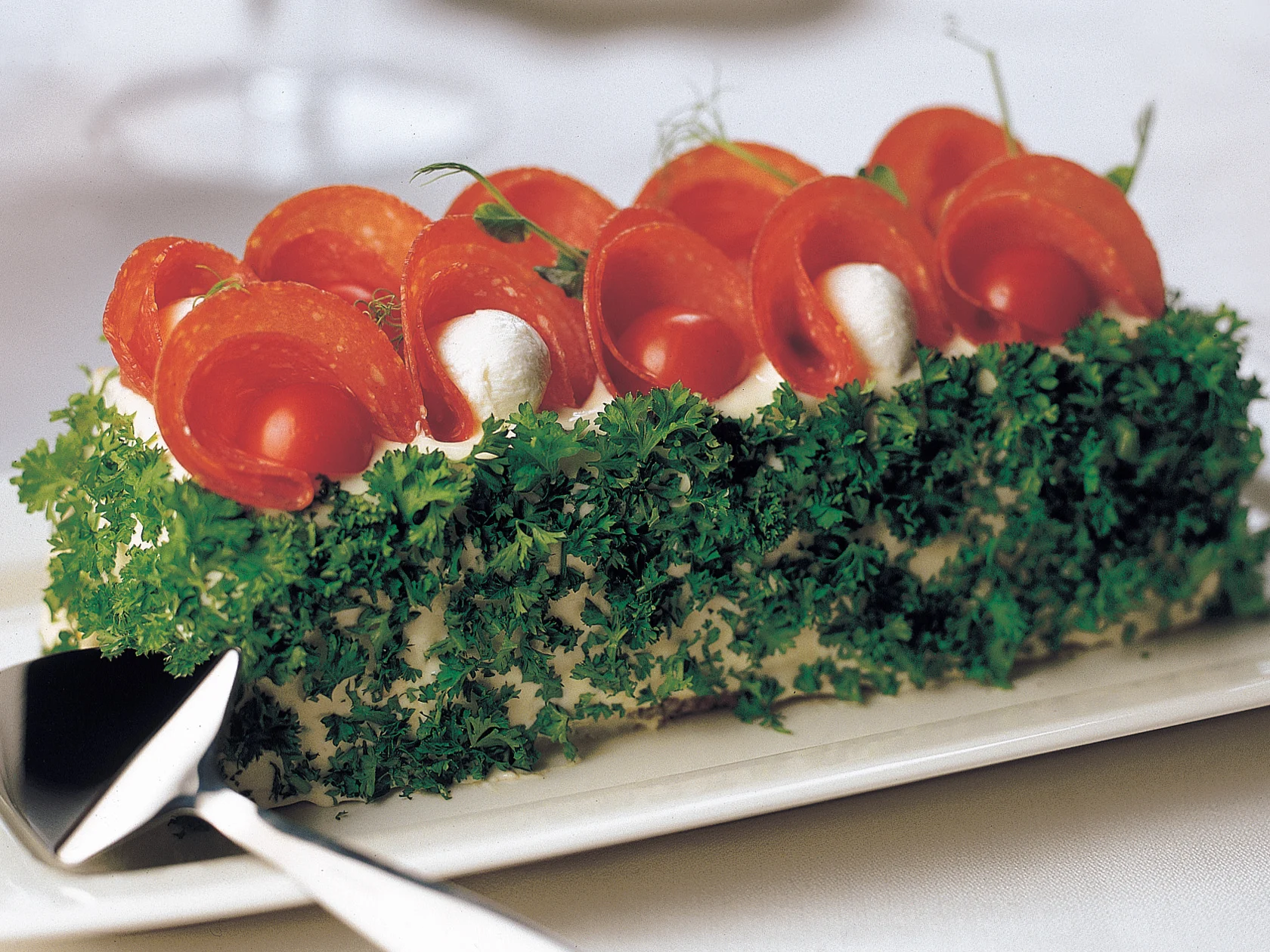 Salamivoileipäkakku