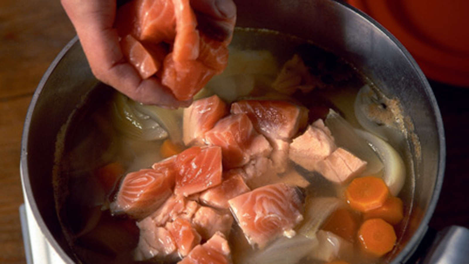 Lisää maito tai kerma, suola ja paloiteltu lohi. Keitä miedolla lämmöllä, kunnes kala on kypsää, noin 5 minuuttia. Lisää tilli ja tarjoile keitto ruisleivän kanssa. Paahda leipäviipaleet halutessasi.
