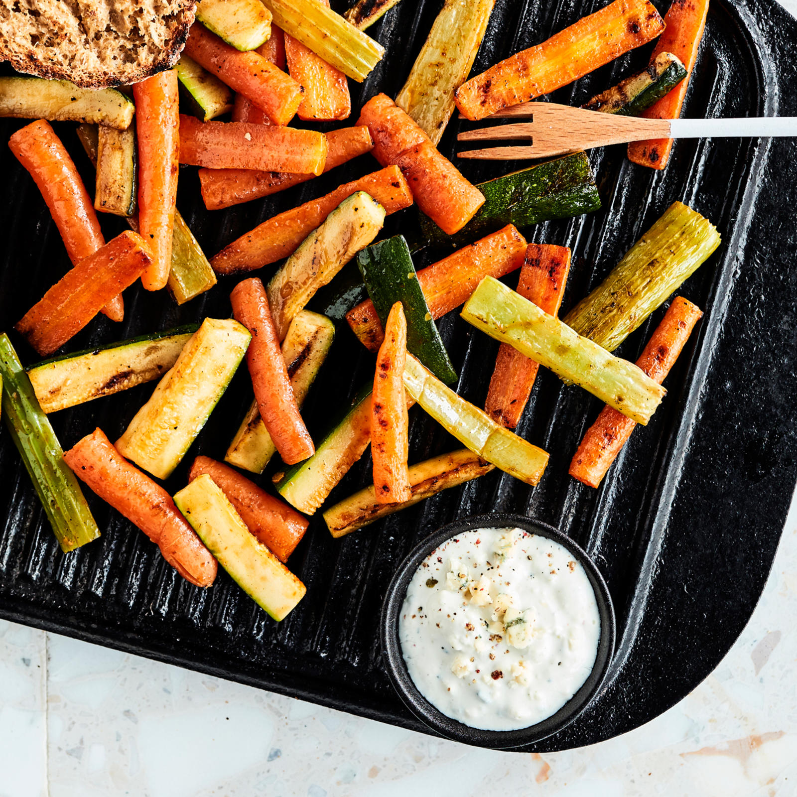 Grillatut kasvistikut ja sinihomejuustodippi