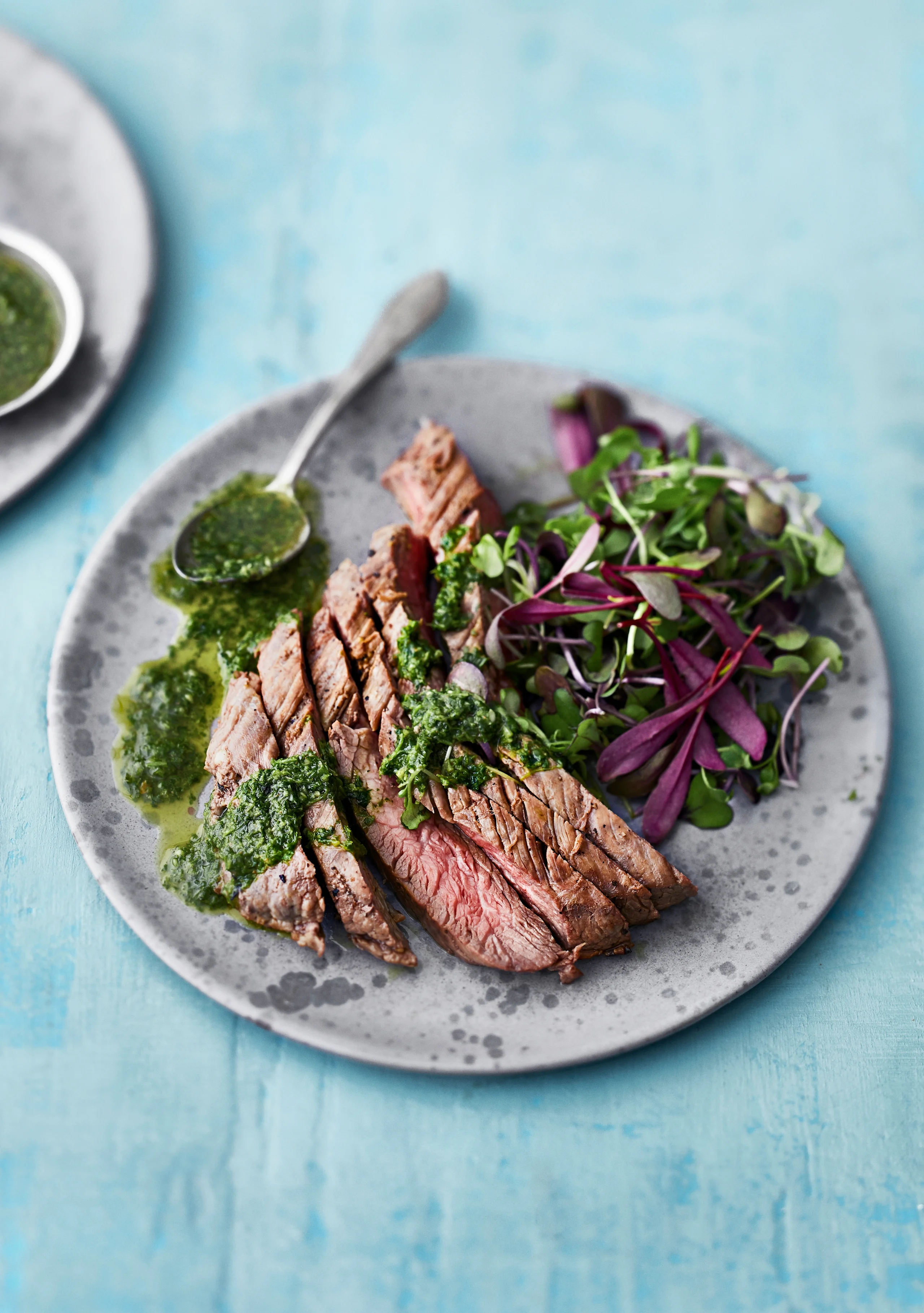 Flank steak eli Bavette on ohutta kylkipaistia, joka kypsyy nopeasti. Paisti on mureaa ja hyvin maukasta, kunhan lihaa ei kypsennetä liiaksi.